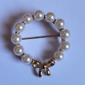 Vintage-Style Monet Wreath-Like Faux Pearls Brooch Pin